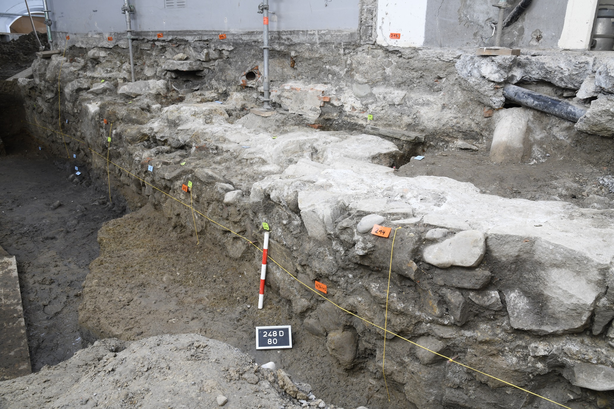 Blick Richtung Südwesten auf das alte Mauerfundament. (Bild: KA LU)