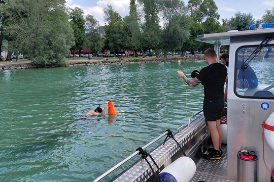 Der Befund wird sowohl im Wasser als auch vom Boot aus untersucht. Auf dem Boot wird gerade die Unterwasserdrohne von der Polizei eingesetzt, um Unterwasseraufnahmen zu machen (Foto: KA LU)