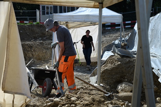 Mitarbeitende der Kantonsarchäologie am Präparieren und dokumentieren des Südprofils mit den verschiedenen Schichten. Um gegen das Austrocknen der Profile vorzugehen, werden diese mit Plastik abgedeckt und etappenweise dokumentiert (Foto: R. Schmid/KA LU)