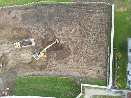 Übersichtsfoto der Parzelle in Sursee. Wer sucht der findet – die zwei Brandgruben (oben links und unten rechts) nach der Entnahme der Verfüllungen (mca/KALU).