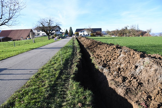 Ein Teilabschnitt des ausgehobenen Leitungsgrabens mit Blick Richtung Schwarzenbach.